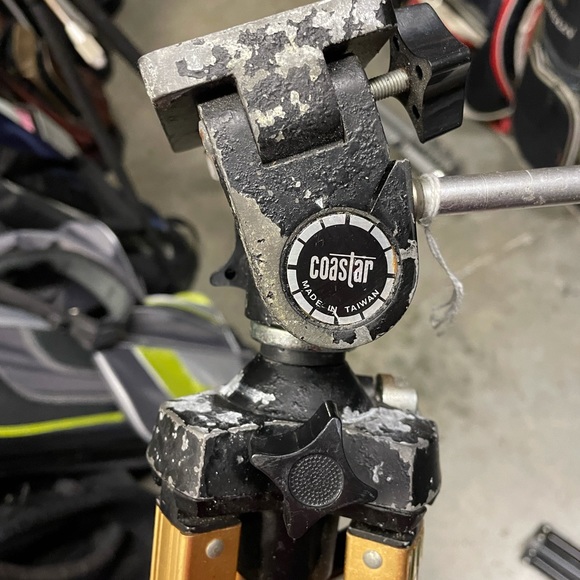 Vintage camera tripod by Coaster with extendable legs . - Picture 12 of 12